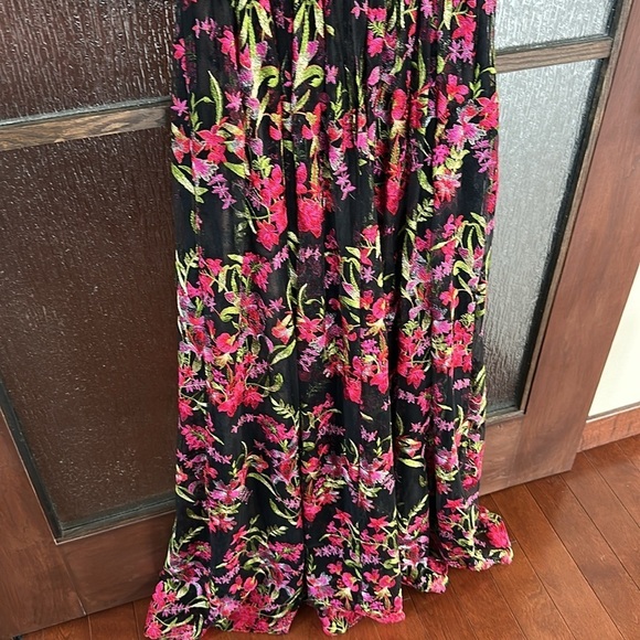 Marchesa Notte
Embroidered Lace Gown size 6 long. - Picture 12 of 14